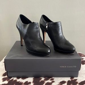 Vince Camuto Elvin black leather booties